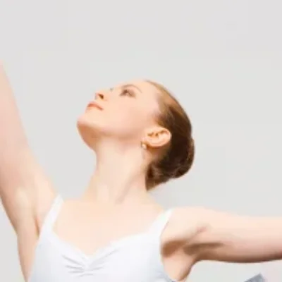 Primo piano di Giulia F., ballerina professionista classica, che lavora con Carola Sicheri