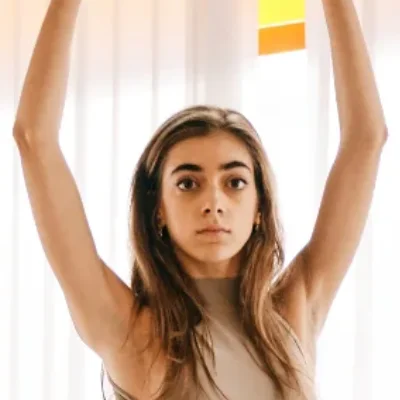 Primo piano di Pili H., ballerina, che lavora con Carola Sicheri