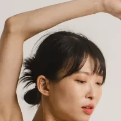Primo piano di Saki T., studentessa di danza contemporanea, che lavora con Carola Sicheri