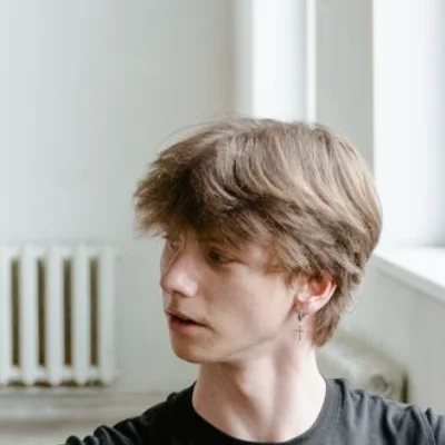 Primo piano di Saku Y., ballerino di danza contemporanea, che lavora con Carola Sicheri