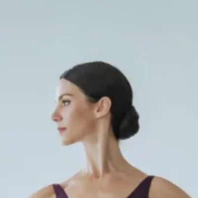 Primo piano di Yuma S., danzatrice danza contemporanea, che lavora con Carola Sicheri